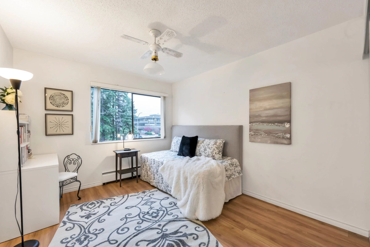 Bedroom 2 Photo of 316 15020 North Bluff Road, White Rock, BC