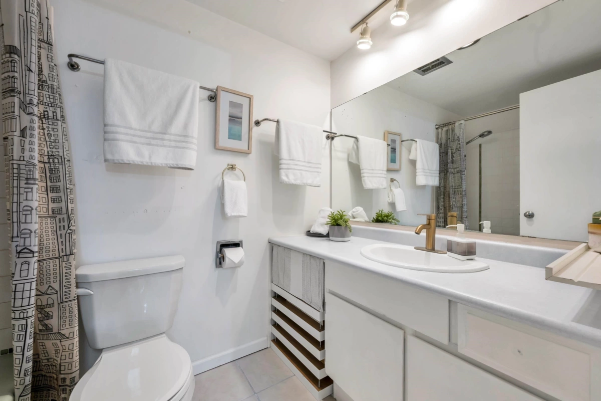 Bedroom 4 Photo of 316 15020 North Bluff Road, White Rock, BC