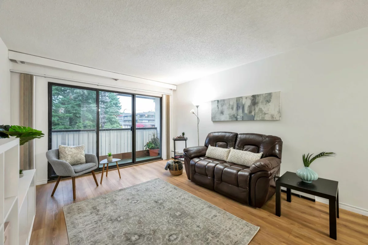 Family Room Photo of 316 15020 North Bluff Road, White Rock, BC