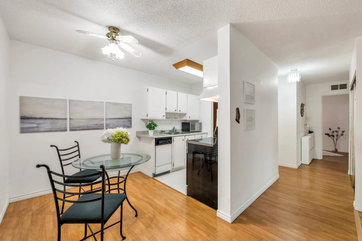 Kitchen Island Photo of 316 15020 North Bluff Road, White Rock, BC