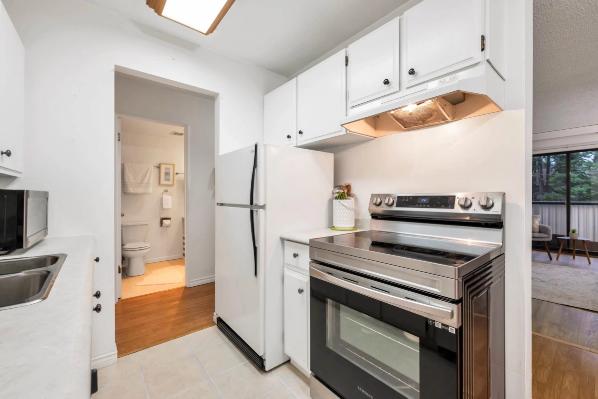 Primary Bathroom Photo of 316 15020 North Bluff Road, White Rock, BC