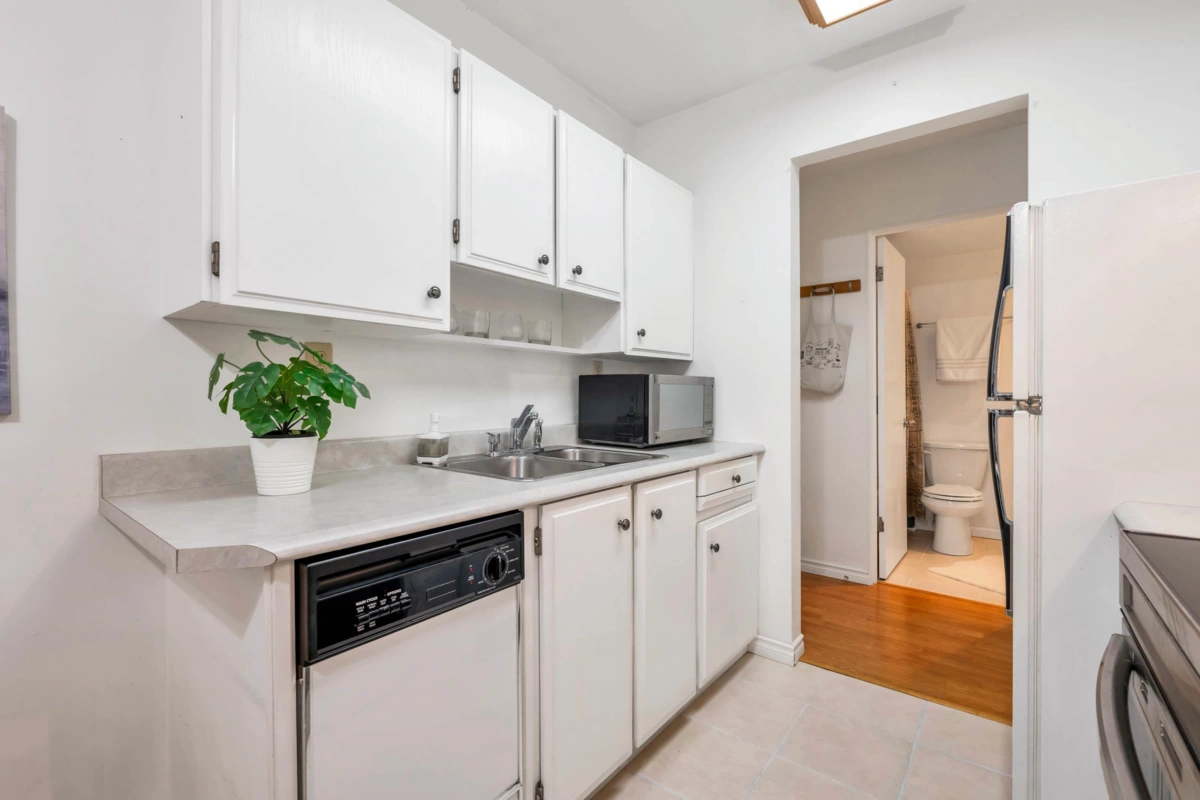 Primary Bedroom Photo of 316 15020 North Bluff Road, White Rock, BC