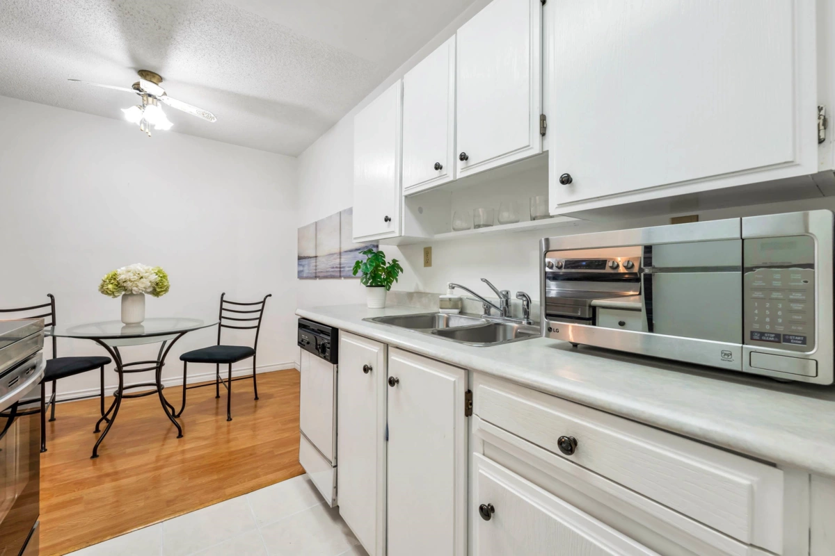 Walk-In Closet Photo of 316 15020 North Bluff Road, White Rock, BC