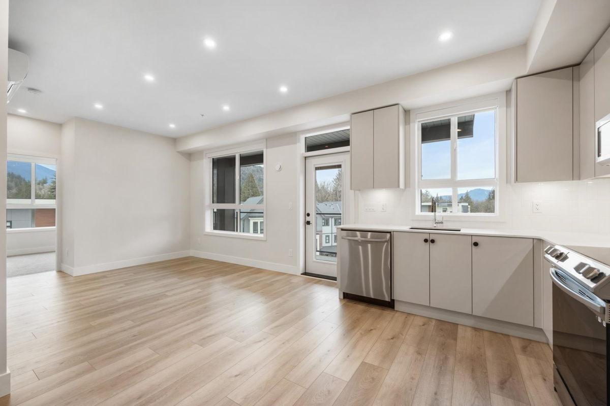 Dining Area Photo of 510 45505 Campus Drive, Chilliwack, BC