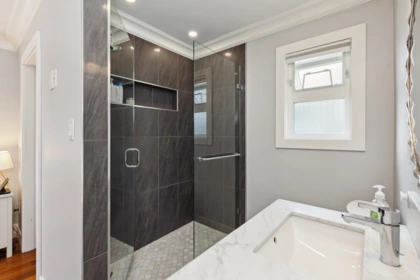 Guest Bathroom Photo of 14418 16a Avenue, Surrey, BC