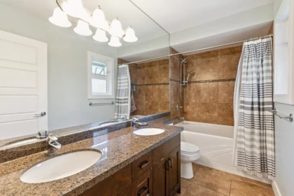 Powder Room Photo of 14418 16a Avenue, Surrey, BC