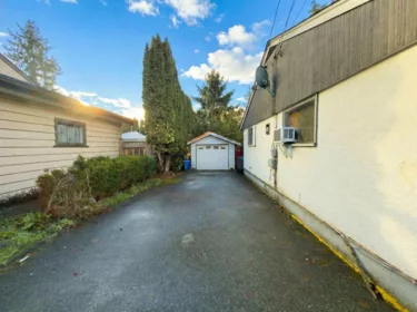 Entry Foyer Photo of 17834 60 Avenue, Surrey, BC