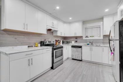 Kitchen Island Photo of 17834 60 Avenue, Surrey, BC