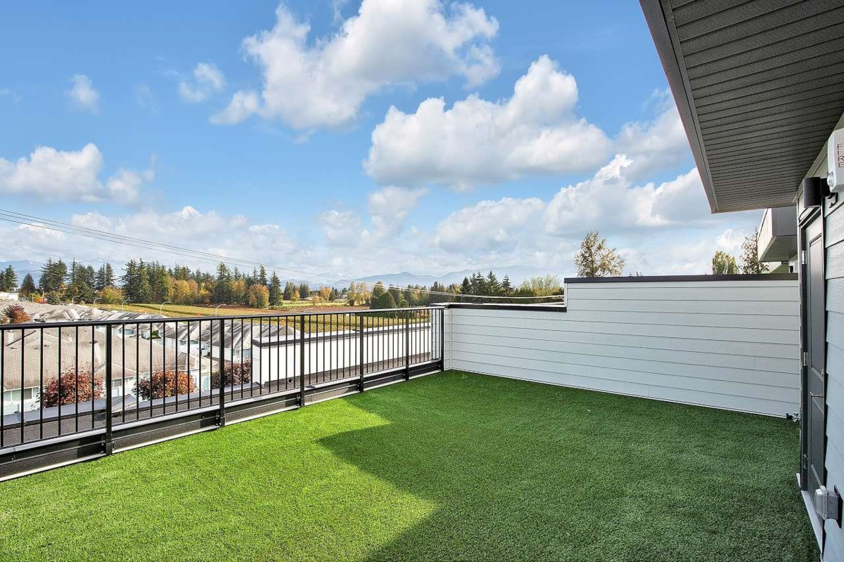 Guest Bathroom Photo of 2 1419 Mccallum Road, Abbotsford, BC
