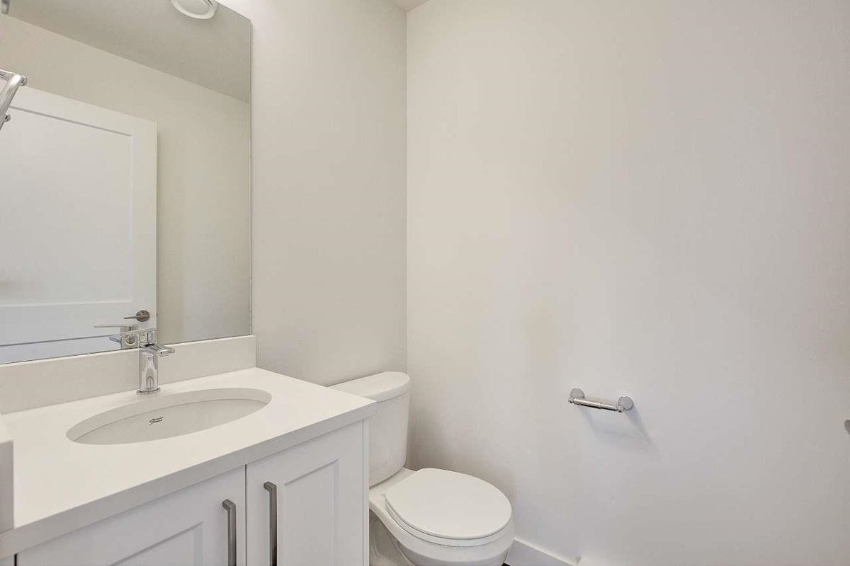 Kitchen Island Photo of 2 1419 Mccallum Road, Abbotsford, BC