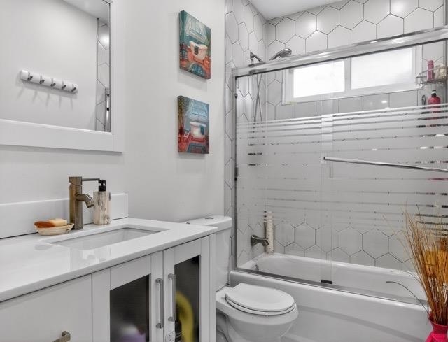 Primary Bathroom Photo of 22905 113 Avenue, Maple Ridge, BC