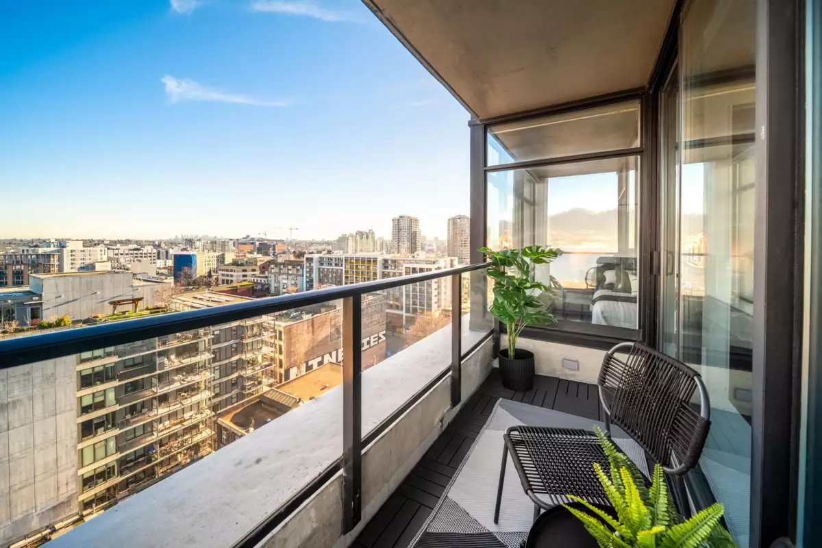 Kitchen Island Photo of 1201 108 W Cordova Street, Vancouver, BC