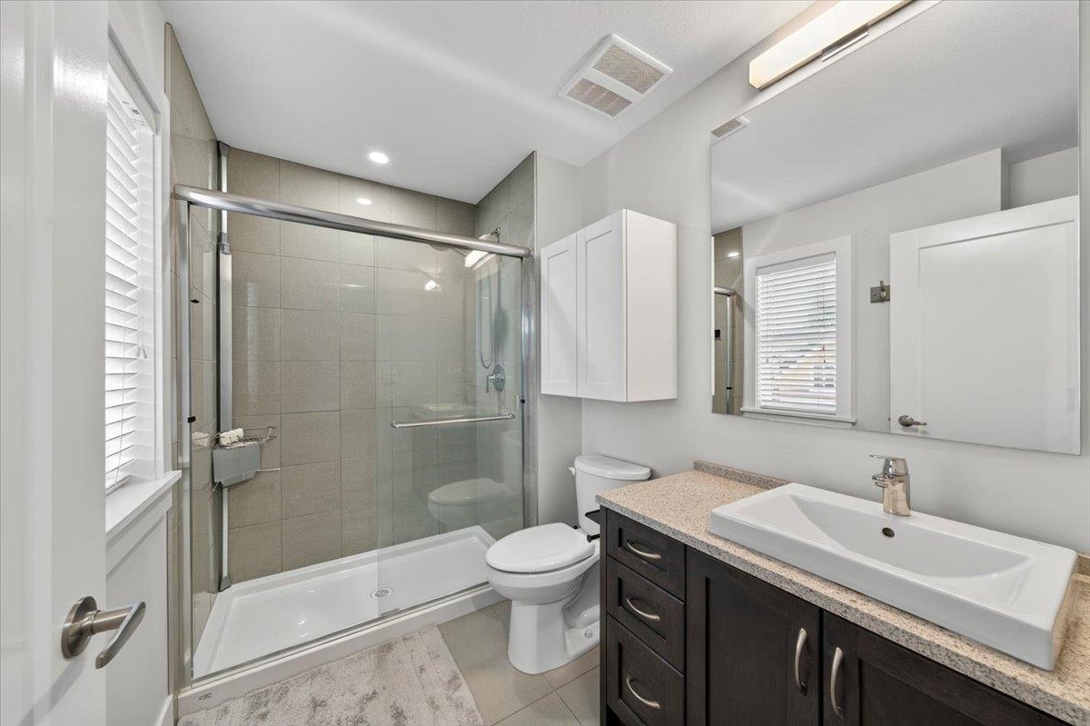Guest Bathroom Photo of 32579 Ross Drive, Mission, BC