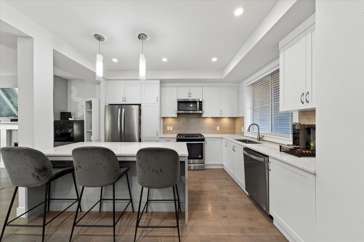 Kitchen Island Photo of 32579 Ross Drive, Mission, BC