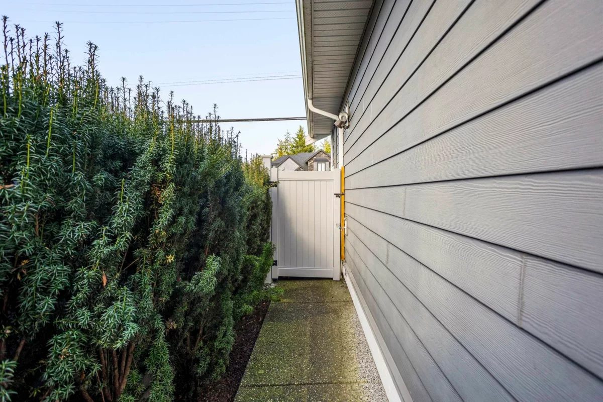 Powder Room Photo of 11790 80 Avenue, Delta, BC