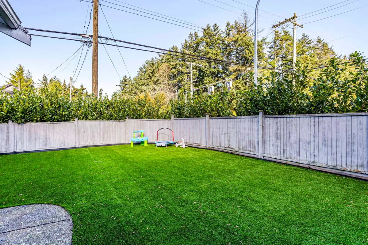 Swimming Pool Photo of 11790 80 Avenue, Delta, BC