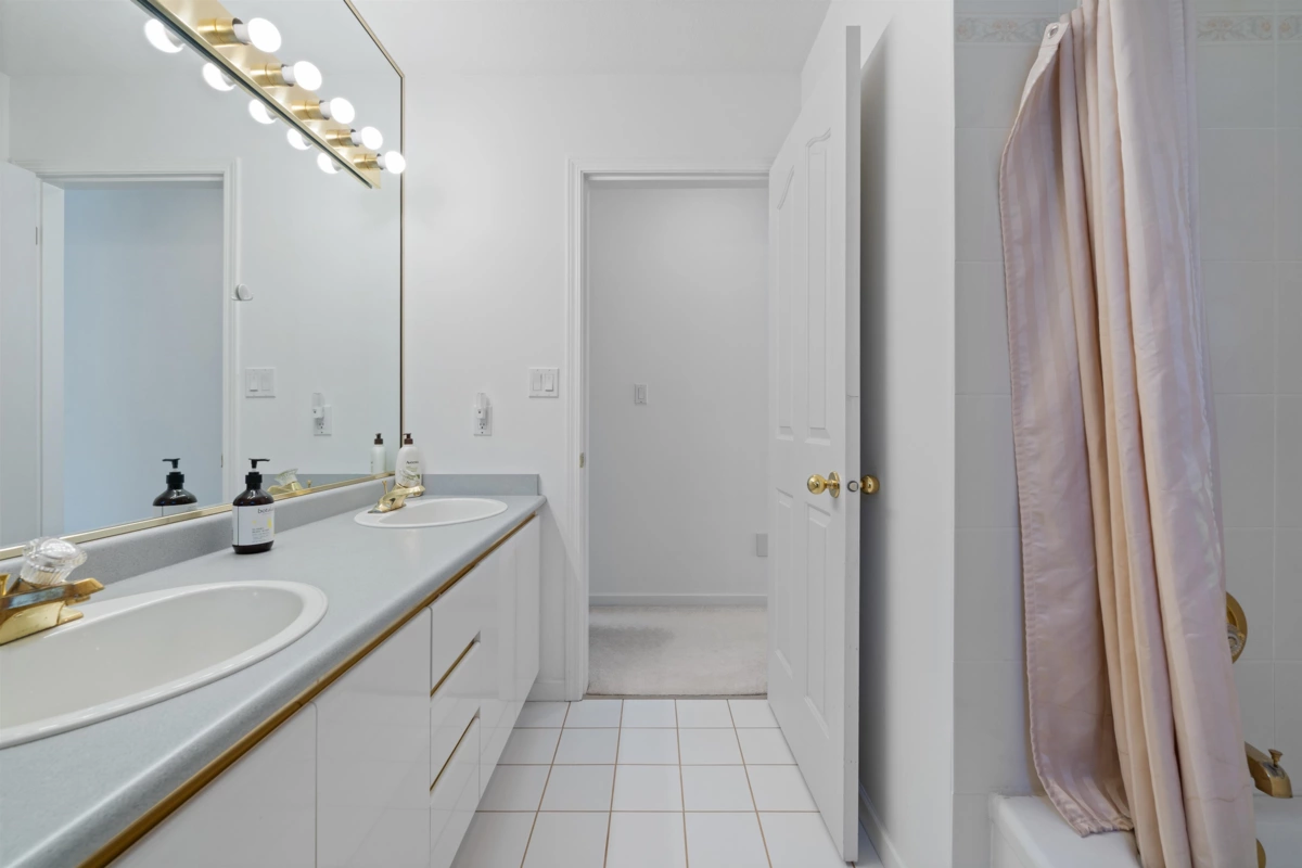 Hallway Photo of 2133 W 49th Avenue, Vancouver, BC