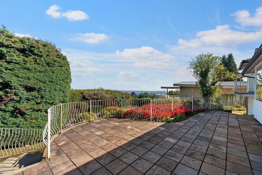 Entry Foyer Photo of 685 King Georges Way, West Vancouver, BC