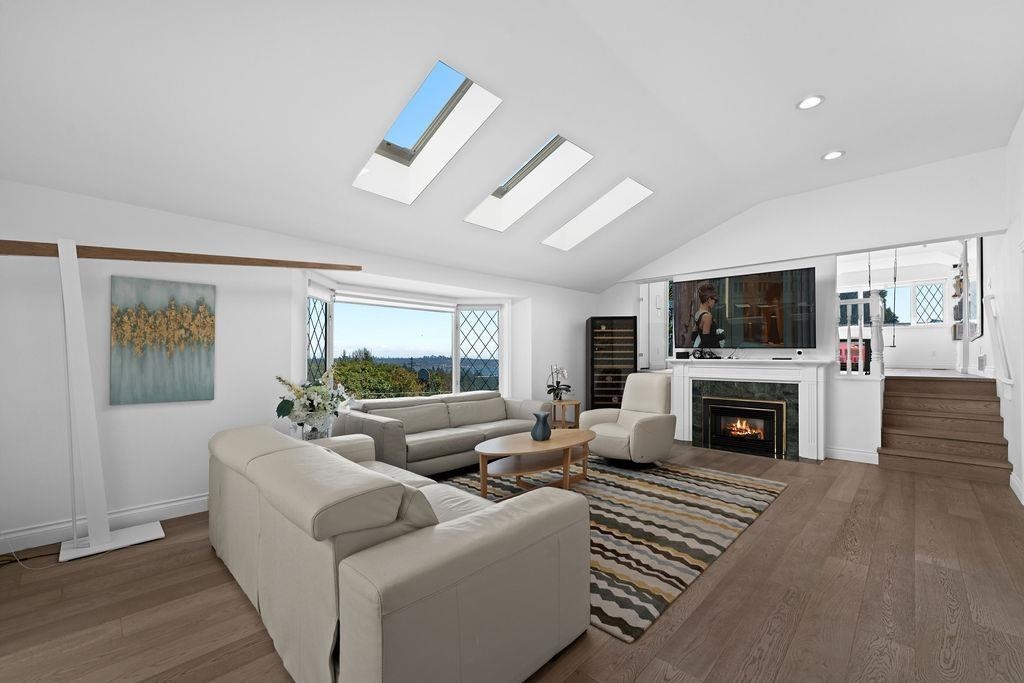 Kitchen Island Photo of 685 King Georges Way, West Vancouver, BC