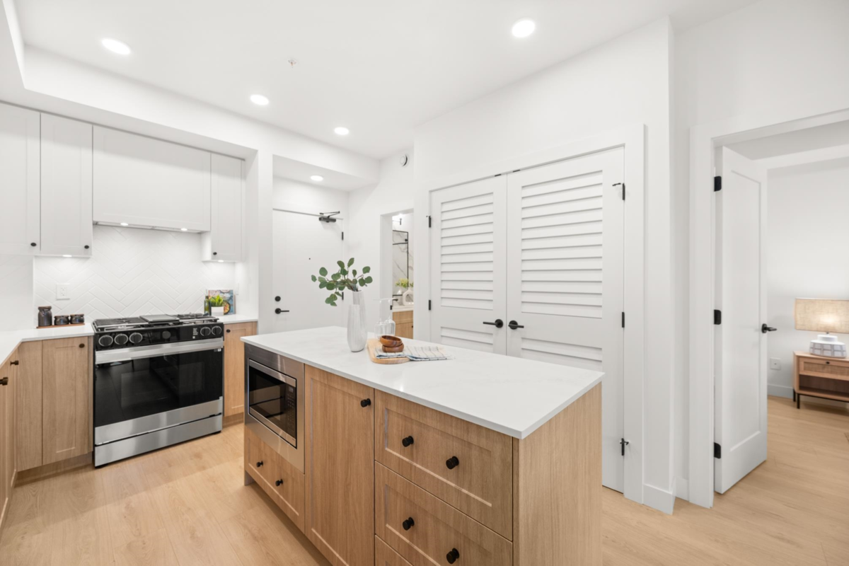 Walk-In Closet Photo of 107 19911 76 Avenue, Langley, BC