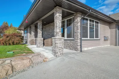 6252 Oracle Road, Sechelt, BC, Sechelt — Single Family Residence for sale