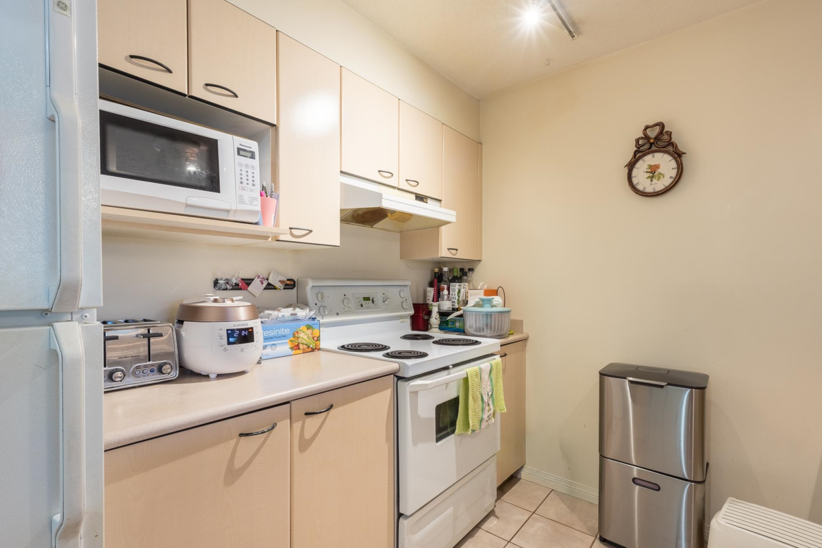 Kitchen Island Photo of 310 5855 Cowrie Street, Sechelt, BC