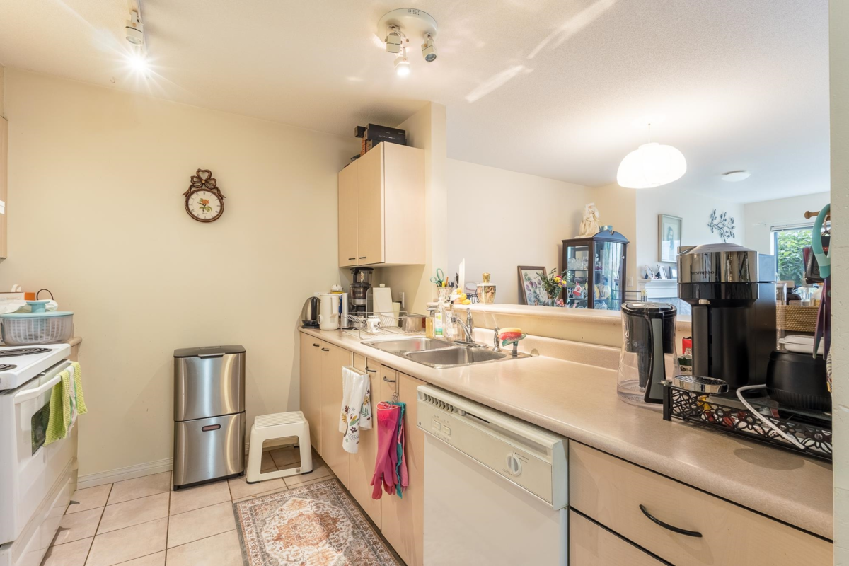 Kitchen Photo of 310 5855 Cowrie Street, Sechelt, BC
