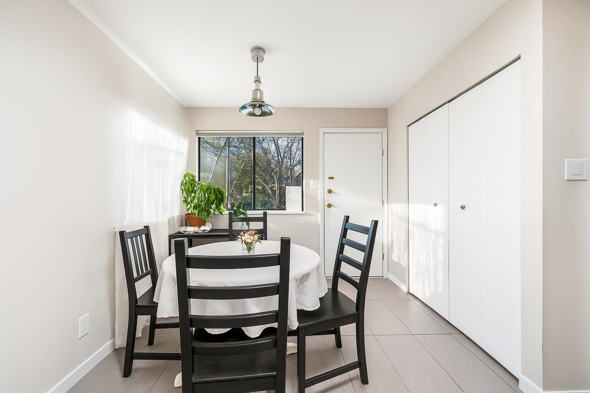 Breakfast Nook Photo of 3003 NW Sunnyhurst Road, North Vancouver, BC