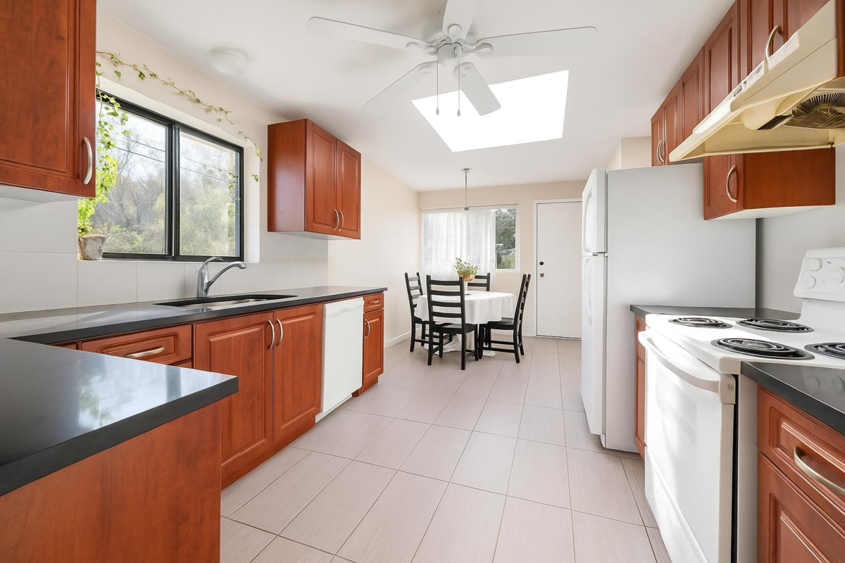 Kitchen Island Photo of 3003 NW Sunnyhurst Road, North Vancouver, BC