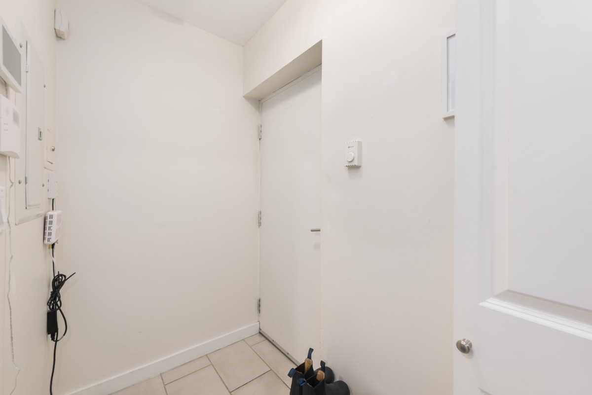 Entry Foyer Photo of 319 W 59th Avenue, Vancouver, BC