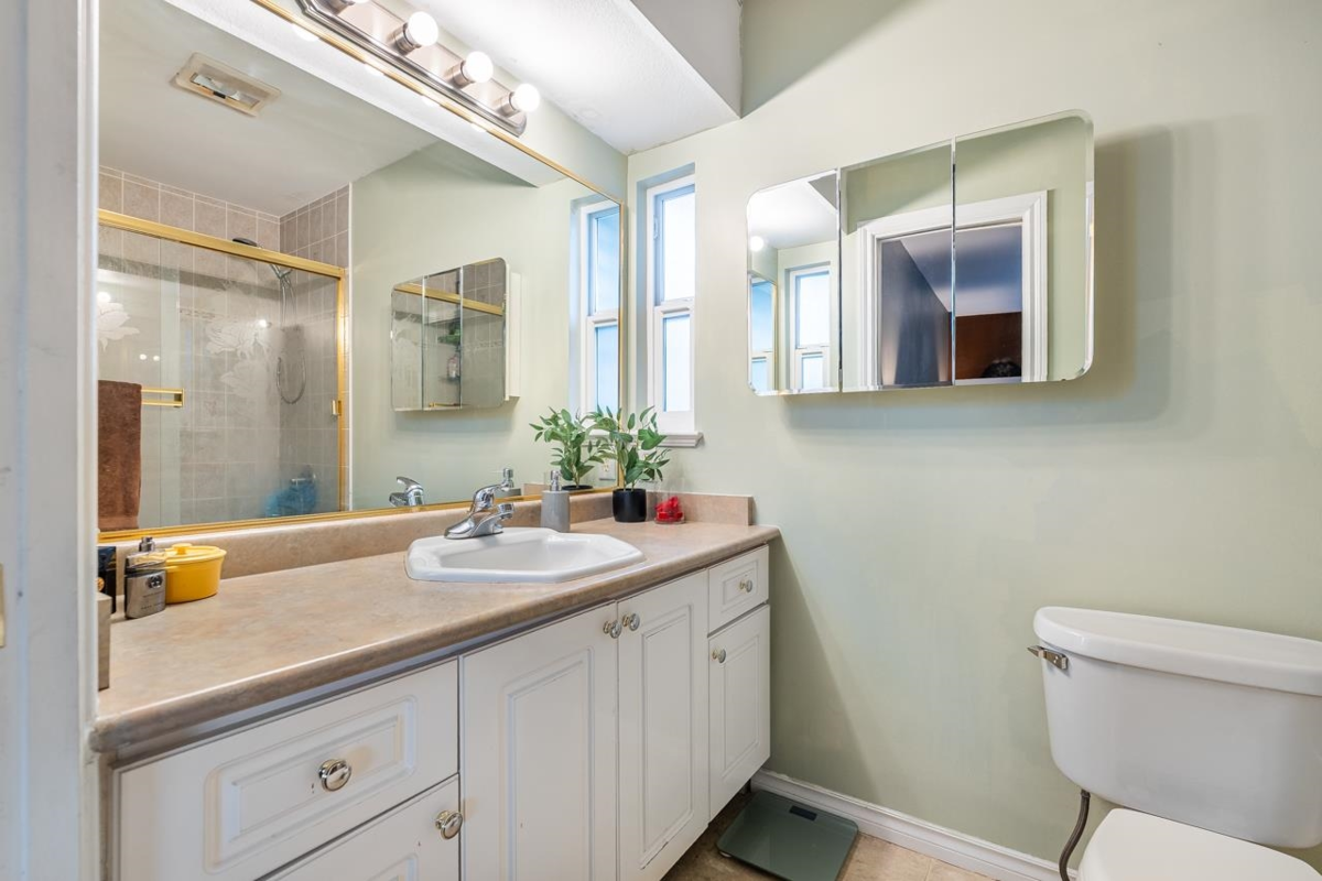 Laundry Room Photo of 26983 26a Avenue, Langley, BC