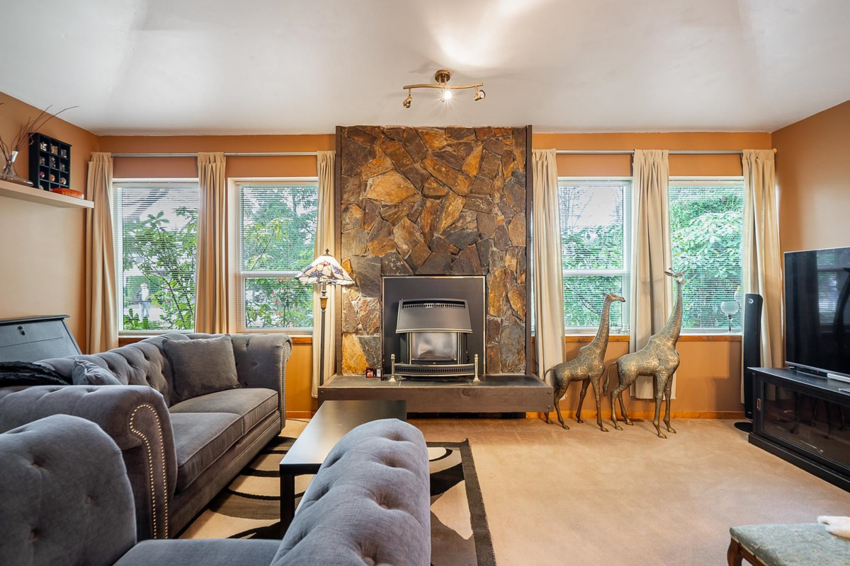 Dining Area Photo of 9120 145a Street, Surrey, BC