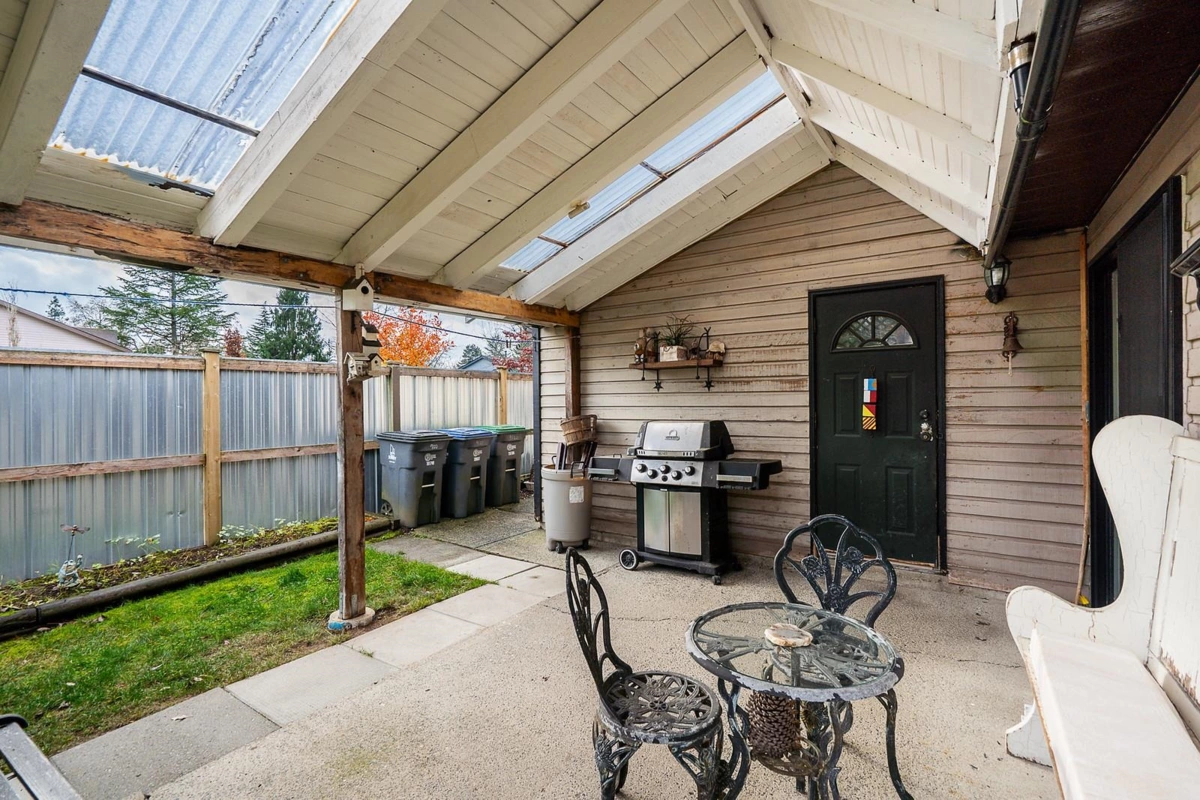 Entry Foyer Photo of 9120 145a Street, Surrey, BC