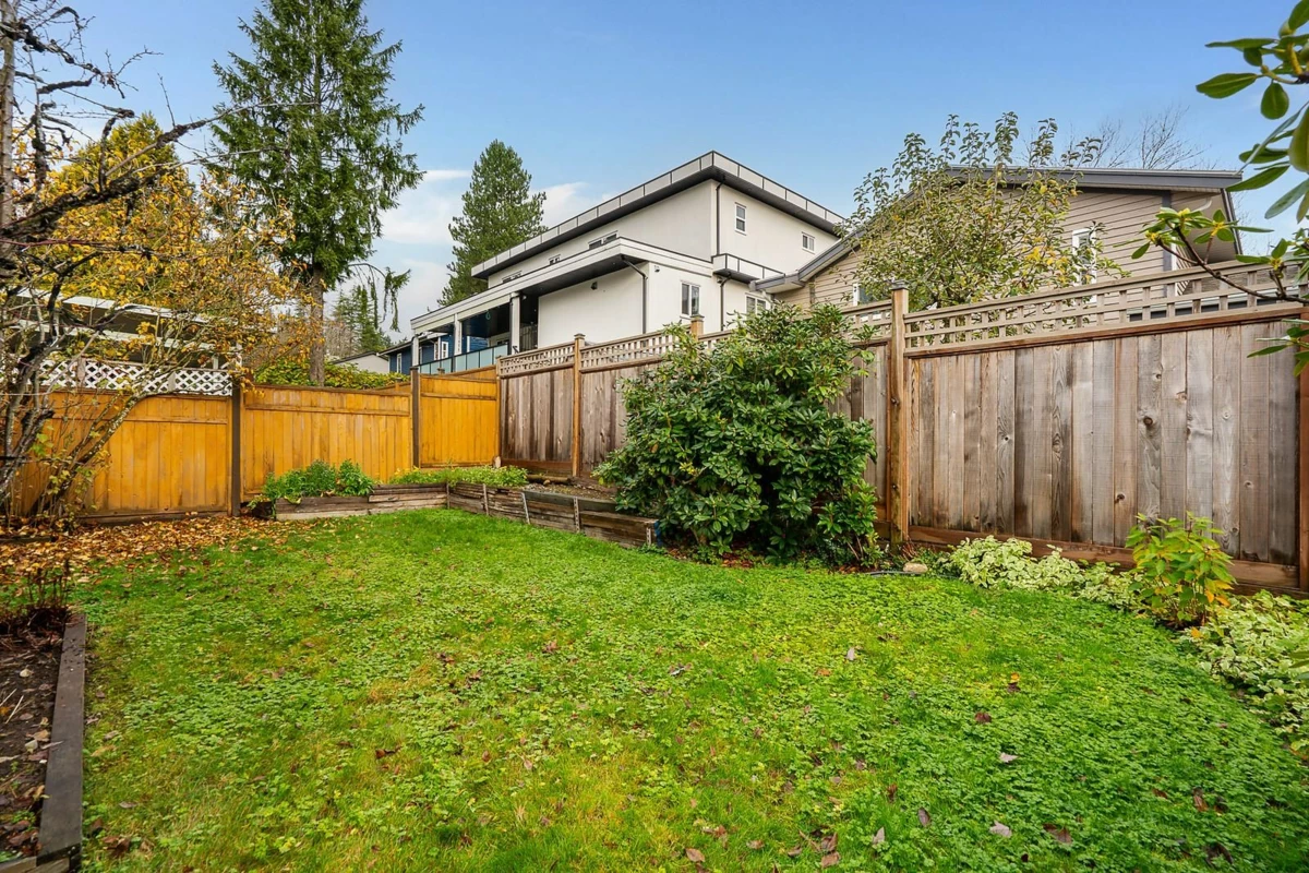 Hallway Photo of 9120 145a Street, Surrey, BC