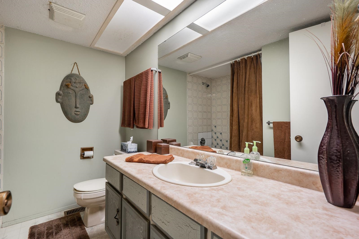 Laundry Room Photo of 9120 145a Street, Surrey, BC