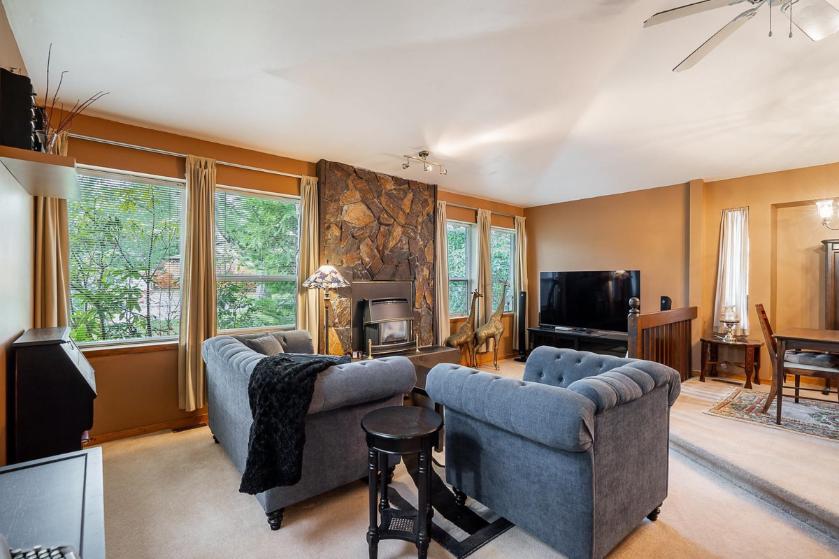 Living Room Photo of 9120 145a Street, Surrey, BC