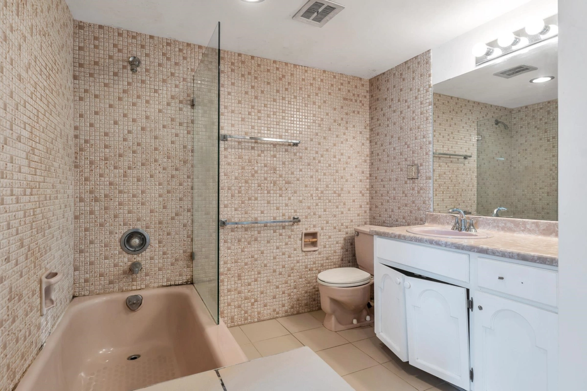 Basement Recreation Room Photo of 201 845 Chilco Street, Vancouver, BC