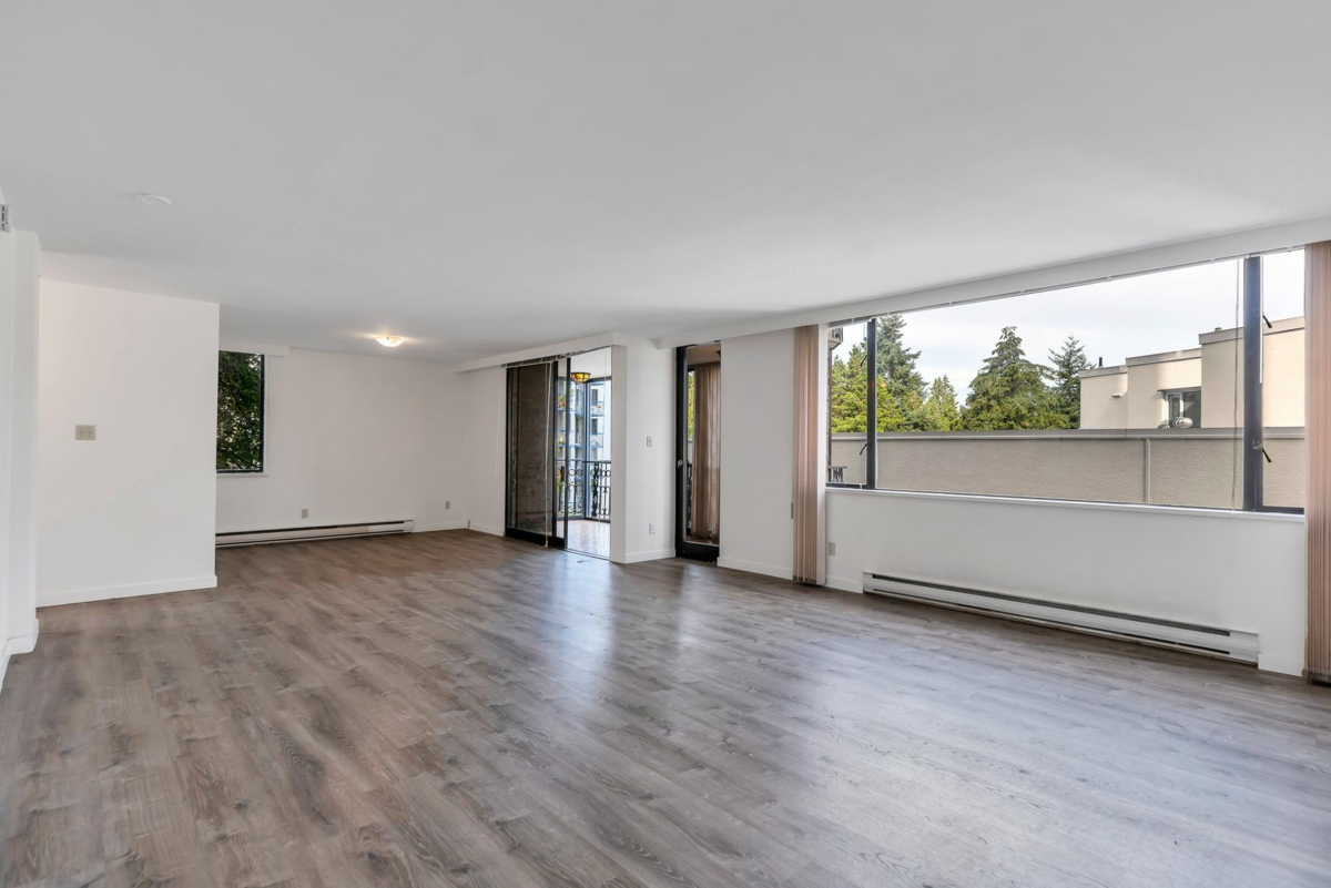 Dining Area Photo of 201 845 Chilco Street, Vancouver, BC