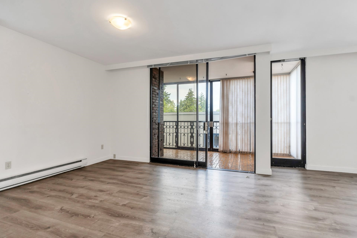 Kitchen Island Photo of 201 845 Chilco Street, Vancouver, BC