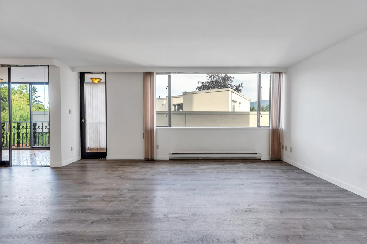 Kitchen Photo of 201 845 Chilco Street, Vancouver, BC