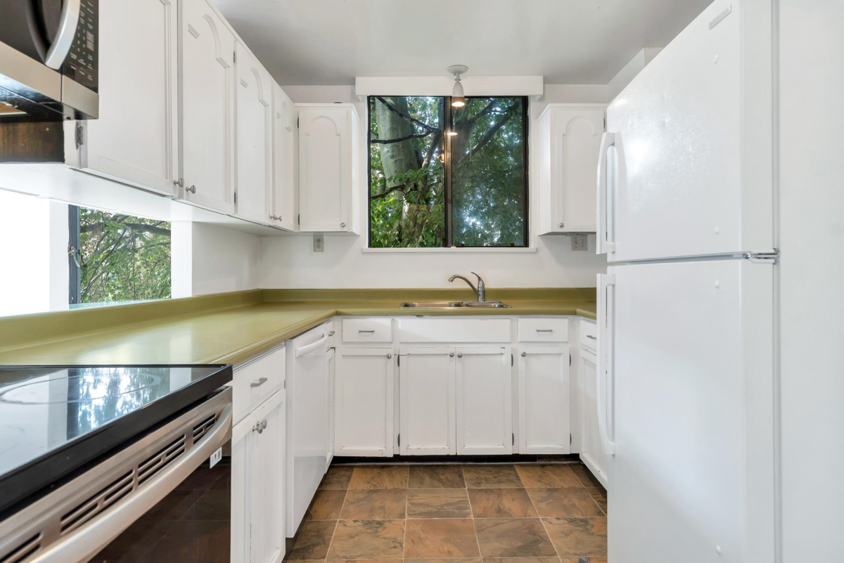 Primary Bathroom Photo of 201 845 Chilco Street, Vancouver, BC