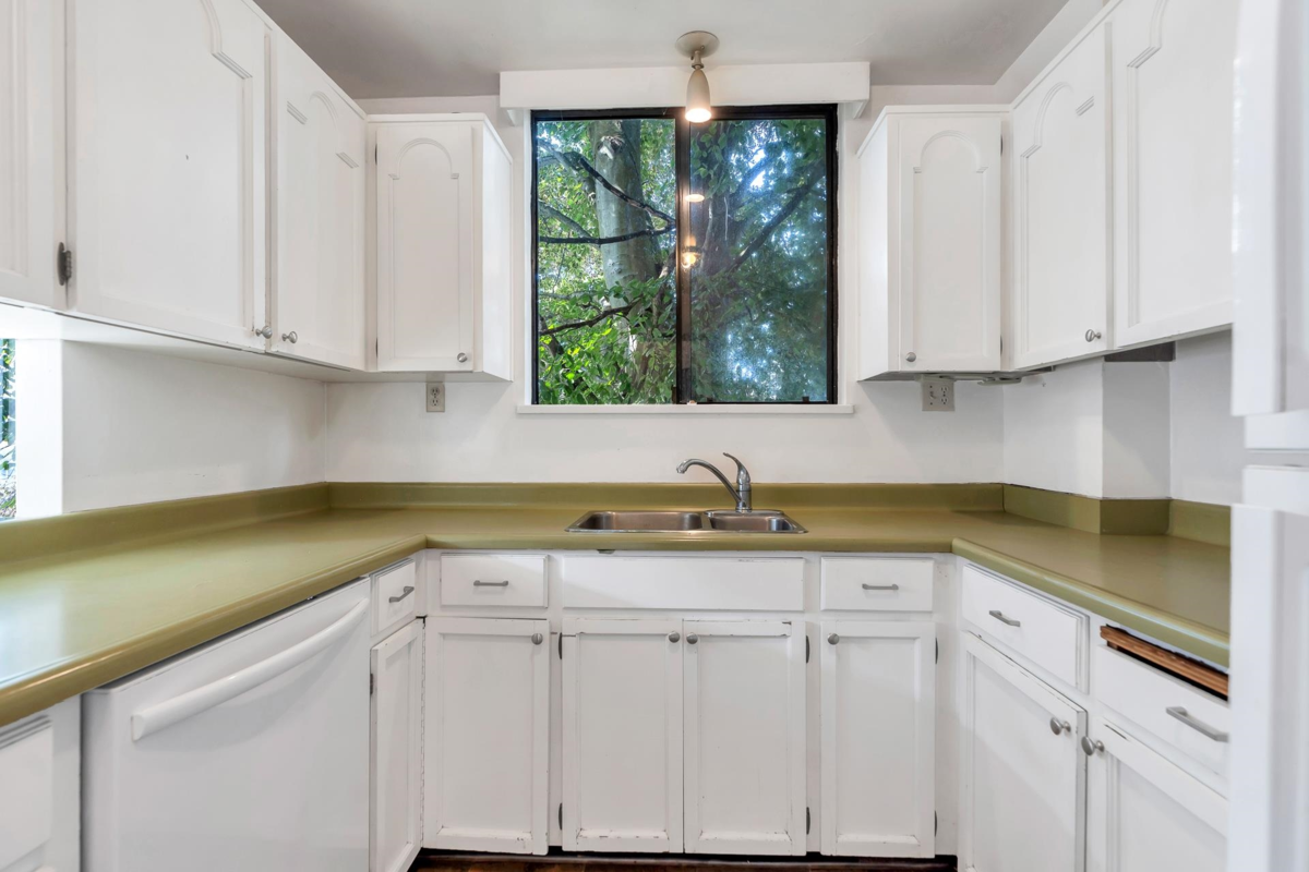 Walk-In Closet Photo of 201 845 Chilco Street, Vancouver, BC