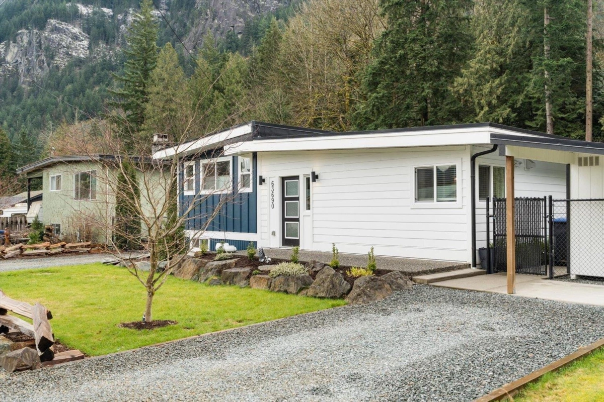 Living Room Photo of 63690 Old Yale Road, Hope, BC