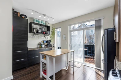Kitchen Island Photo of 37 31032 Westridge Place, Abbotsford, BC