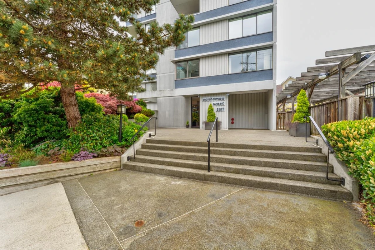 Living Room Photo of 203 2167 Bellevue Avenue, West Vancouver, BC