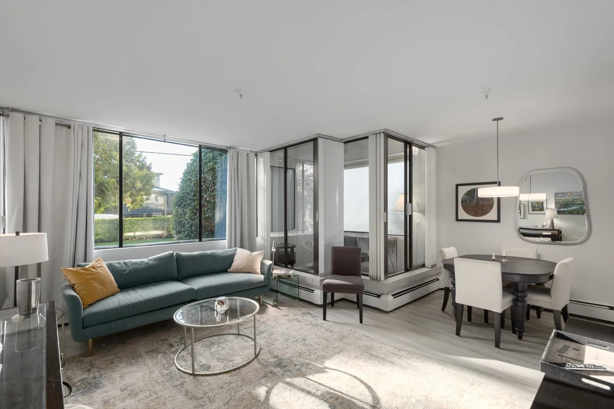 Living Room Photo of 101 1737 Duchess Avenue, West Vancouver, BC