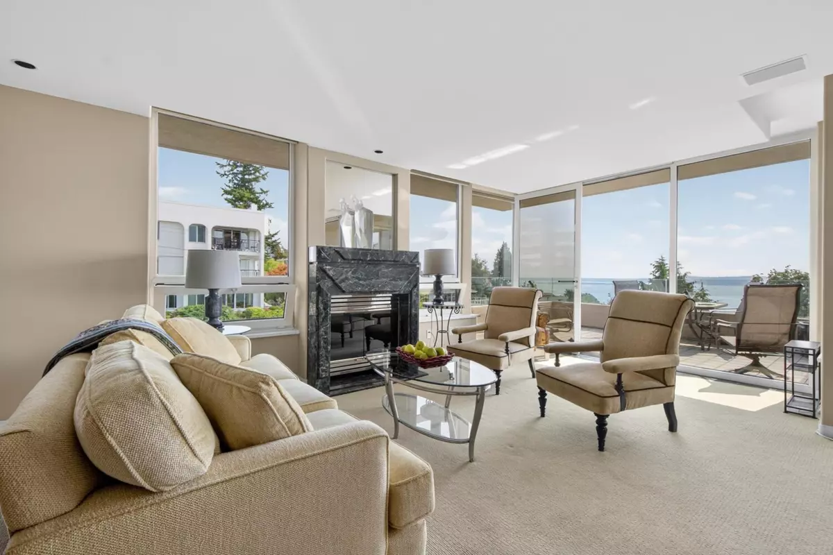 Family Room Photo of 402 15050 Prospect Avenue, White Rock, BC