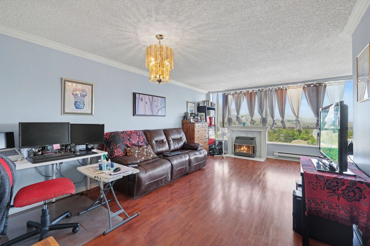 Dining Area Photo of 1701 14881 103a Avenue, Surrey, BC