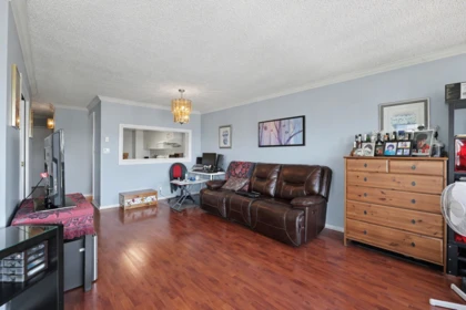 Kitchen Photo of 1701 14881 103a Avenue, Surrey, BC