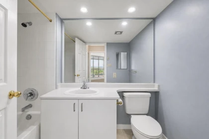 Primary Bathroom Photo of 1701 14881 103a Avenue, Surrey, BC